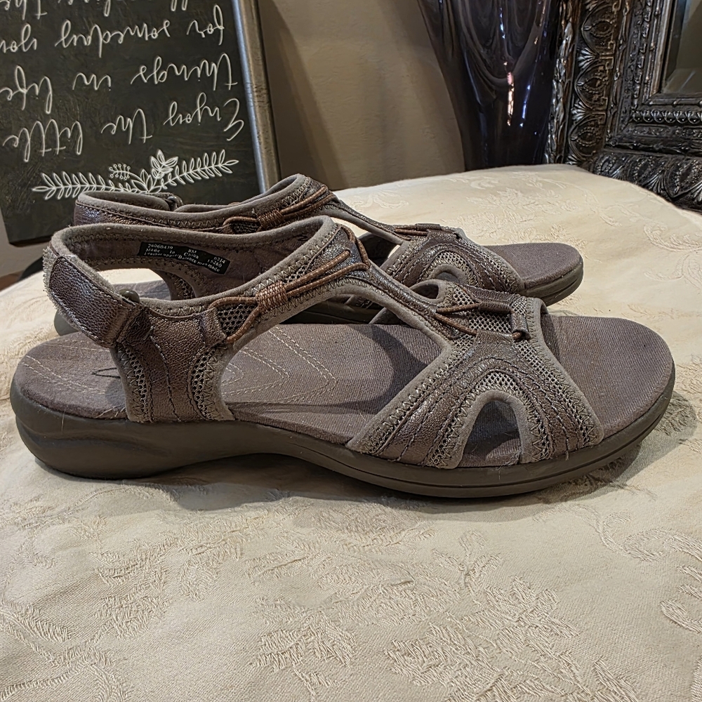 Clarks In Motion Pewter Comfort Walking Sandals.  Sz 8M.  EUC.